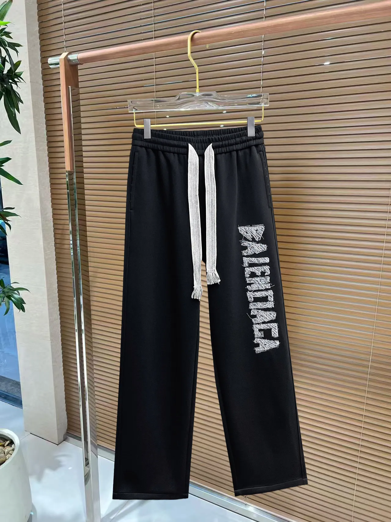 Balenciaga 🆕2026 Autumn and Winter New Arrival Casual Pants! The official website will be released simultaneously. Brand Classic LOGO casual pants, customized fabrics, excellent comfort and strong touch. Highly recognisable, perfect appearance and craftsmanship. Size:M-3XL
